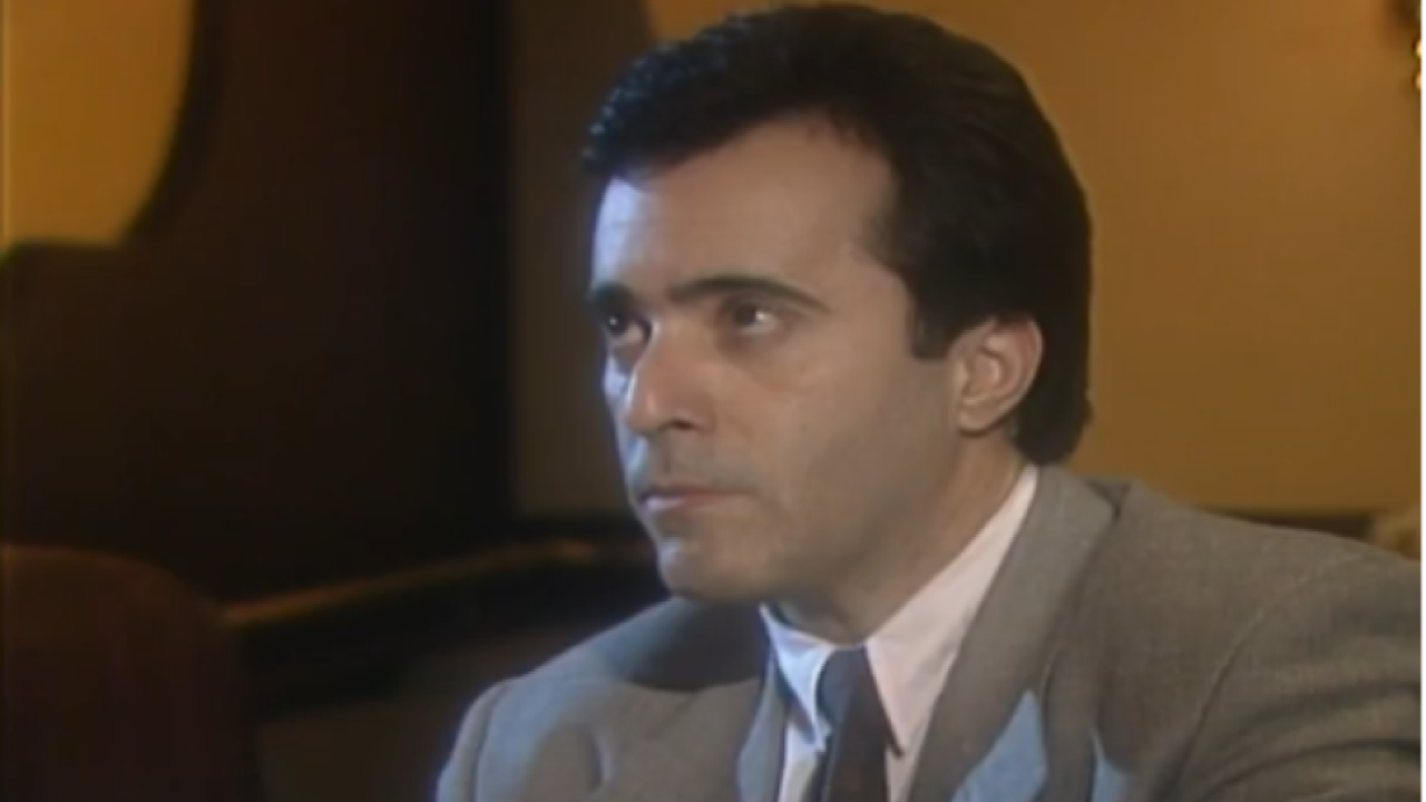 Edu maltrata Maria do Carmo na frente de Paula em Rainha da Sucata