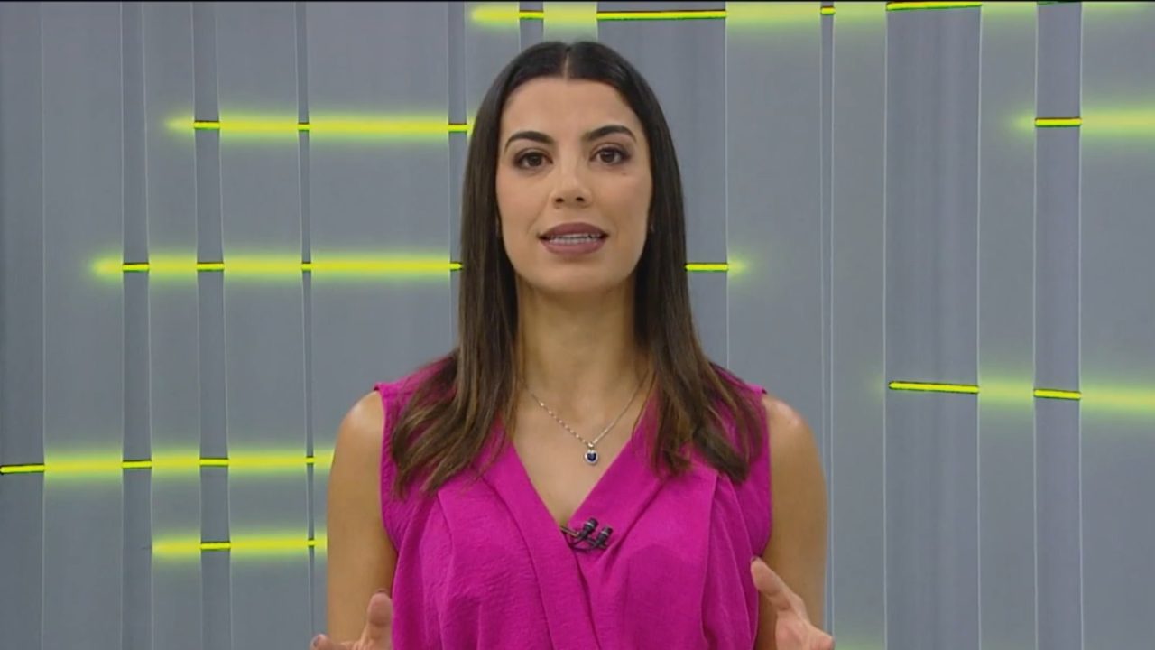 Eduarda Demeneck apresenta telejornal da NSC TV, afiliada da Globo em Santa Catarina