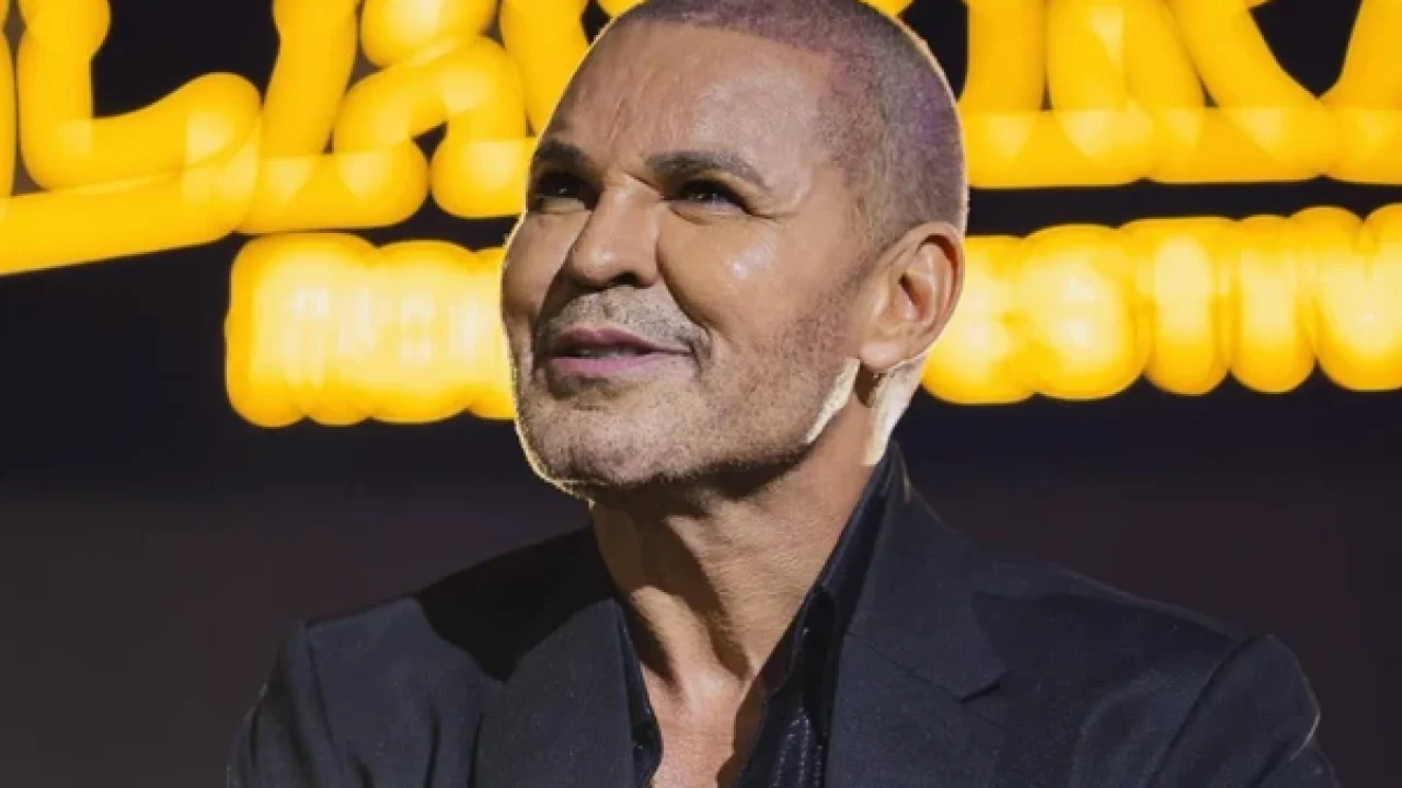 Eduardo Costa fez show careca e explicou mudança de visual