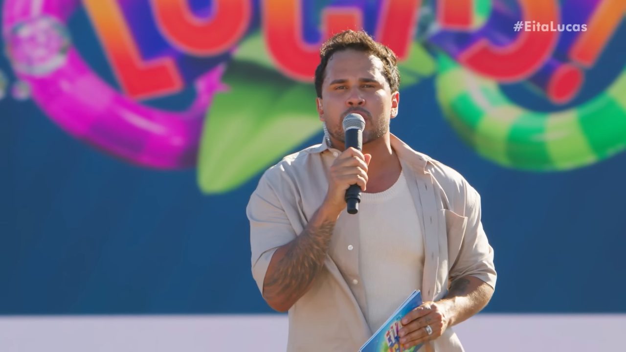 Foto do apresentador Lucas Guimarães durante o programa Eita Lucas!