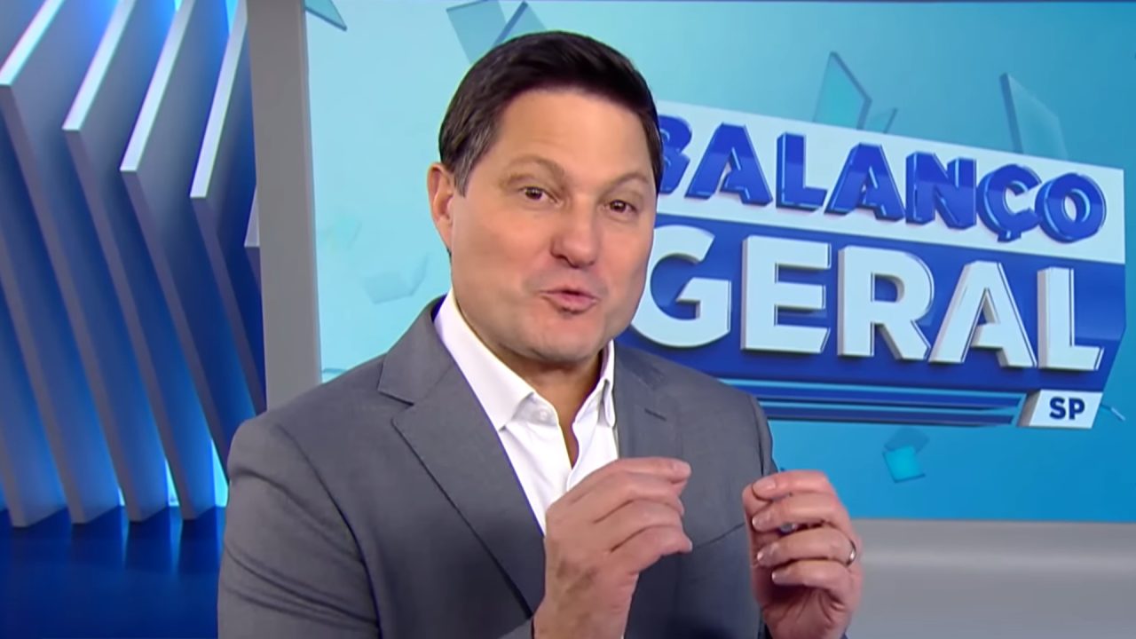 Foto do apresentador Eleandro Passaia no estúdio do Balanço Geral SP