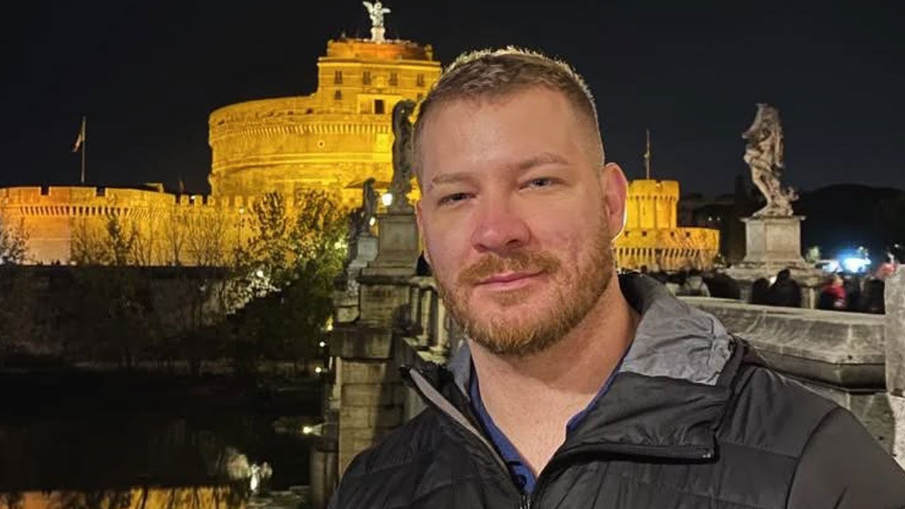Elian Matte em foto noturna com o Castelo de Sant'Angelo iluminado ao fundo em Roma na Itália
