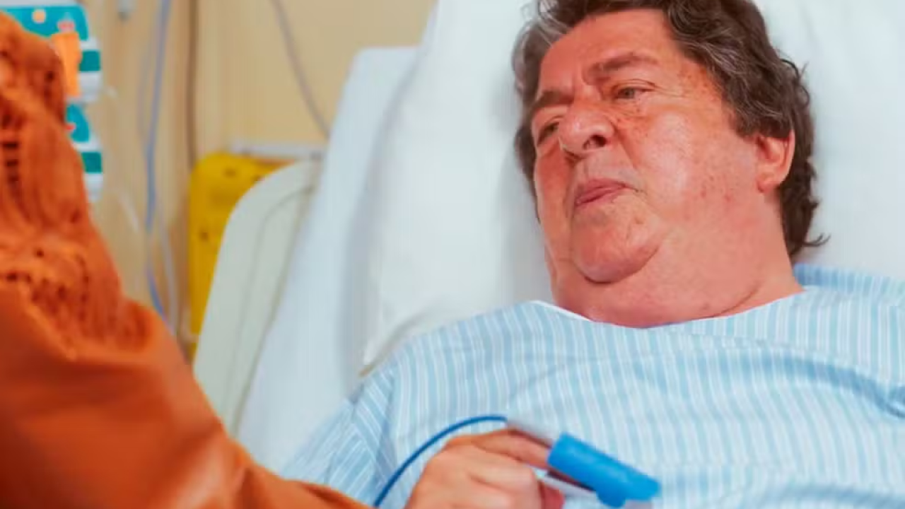 Eliomar em coma, recebe visita de Janete e Agrado em Coração Acelerado