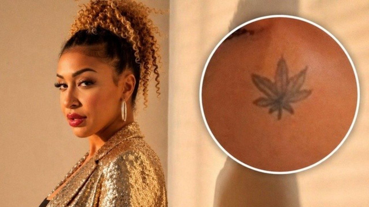 Emelly Souza posa com blazer dourado e tatuagem de folha em destaque no braço esquerdo