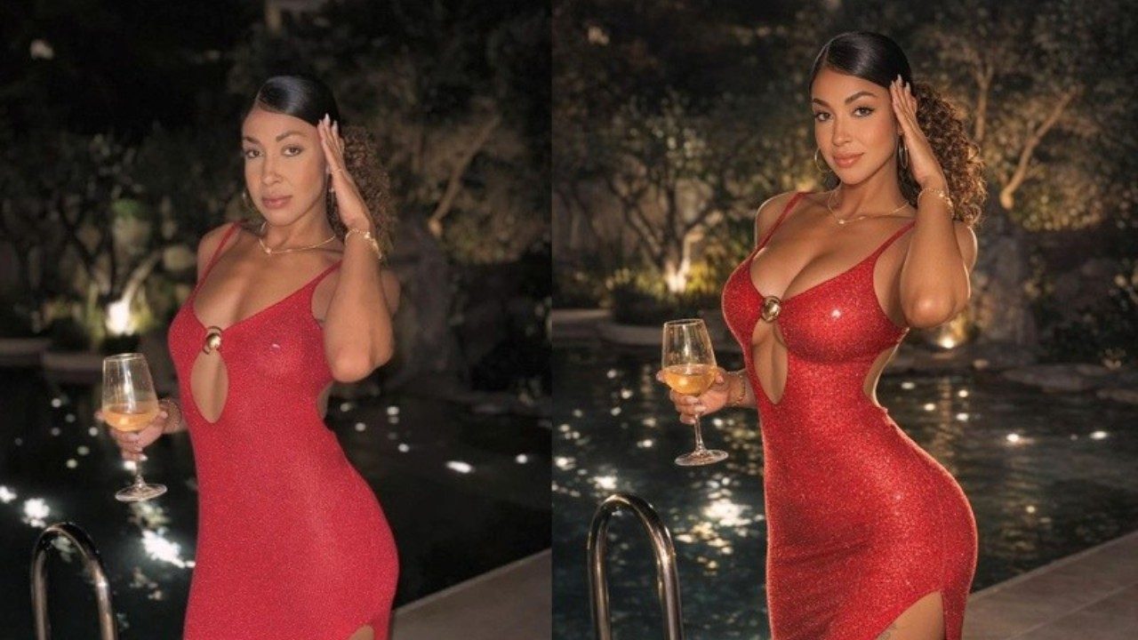 Emelly Souza posa de vestido vermelho justo segurando taça ao lado de piscina em montagem com antes e simulação de silicone