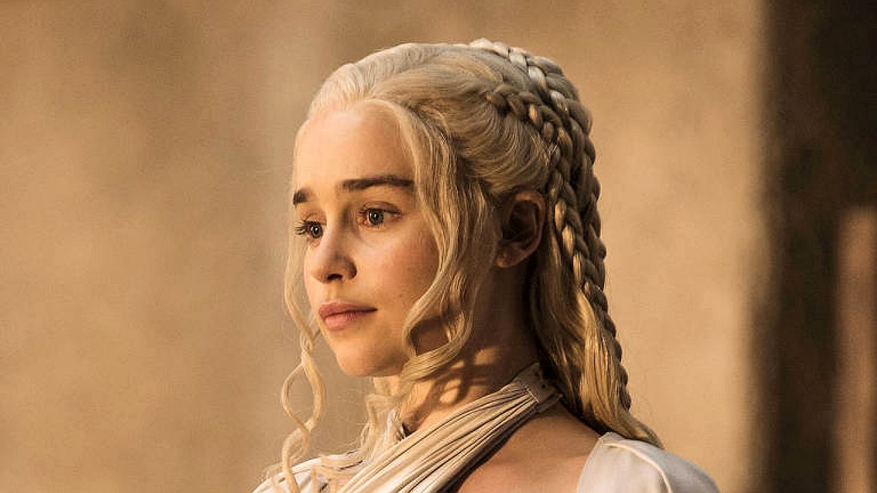 Daenerys Targaryen observa o horizonte com expressão séria em cena da série Game of Thrones
