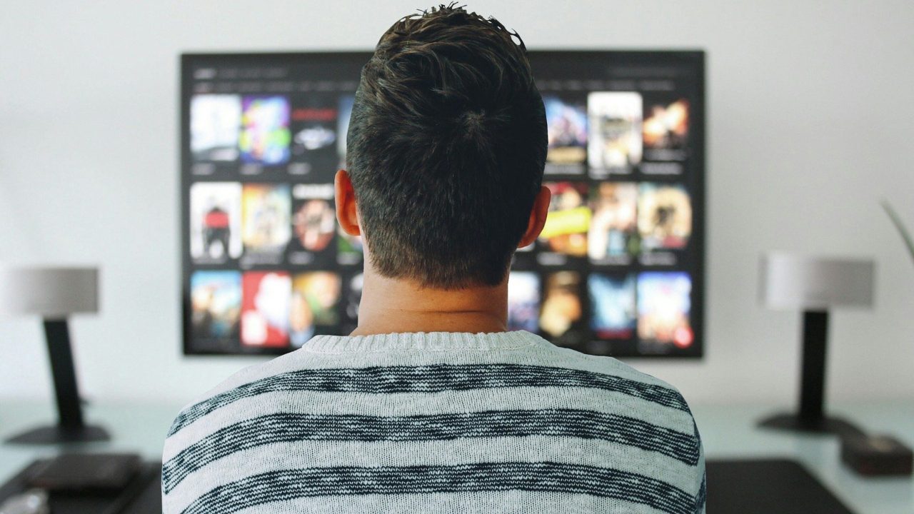Pessoa assistindo televisão