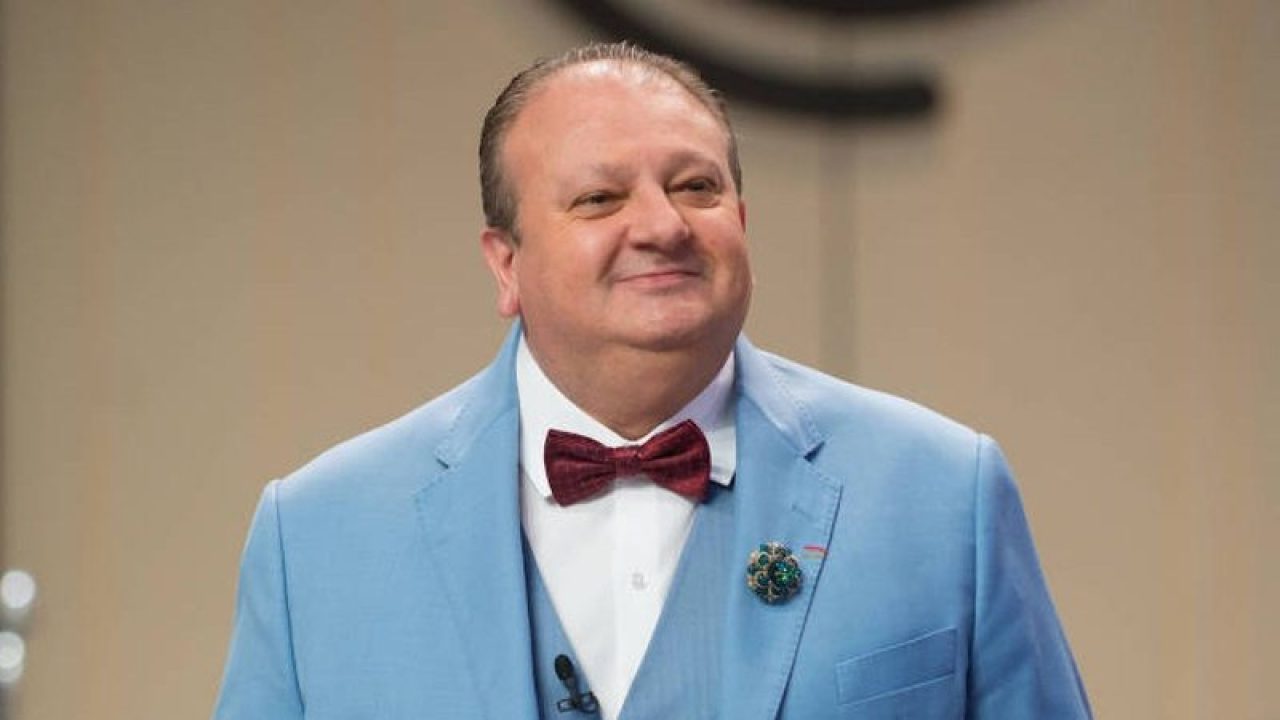 Erick Jacquin com um terno azul claro