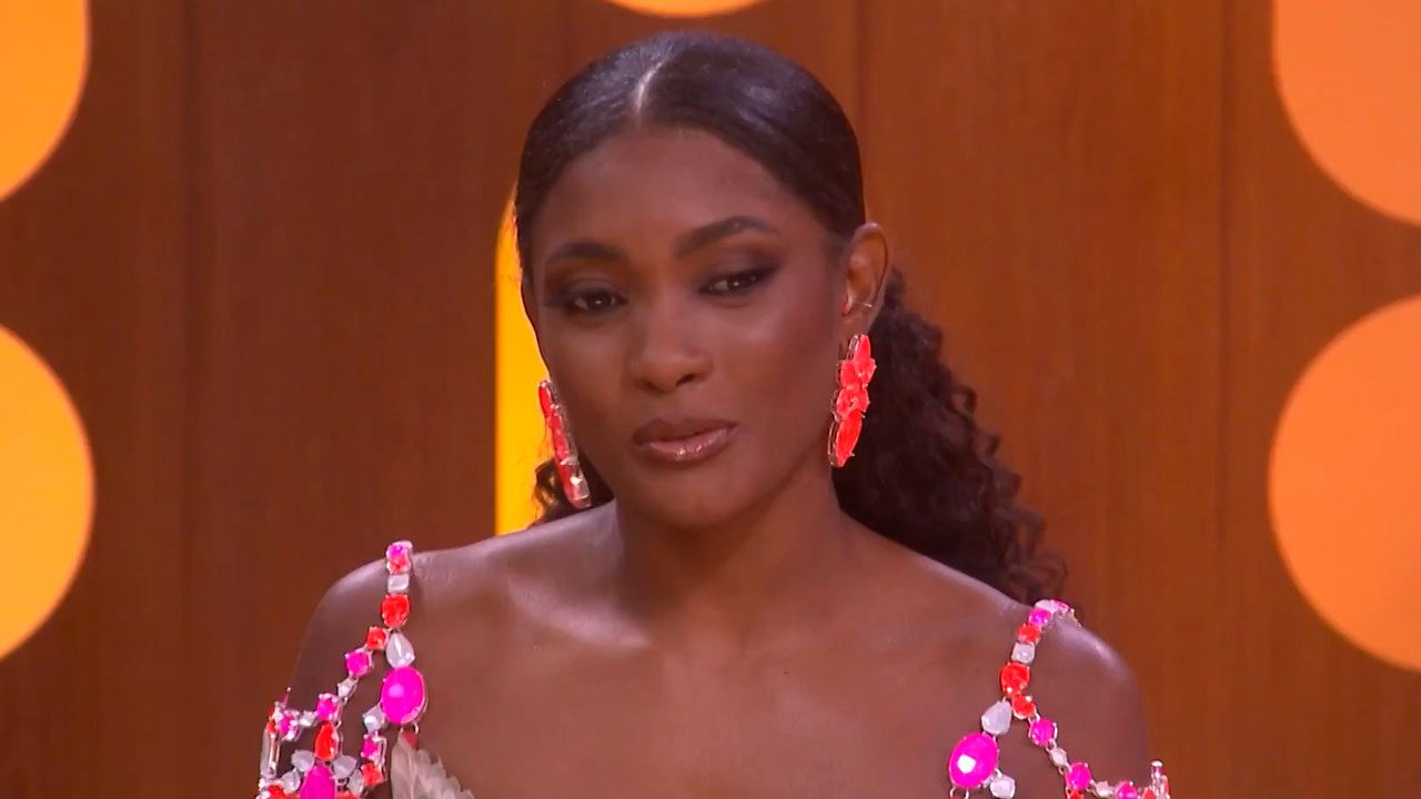 Erika Januza emocionada durante participação no programa Saia Justa do GNT