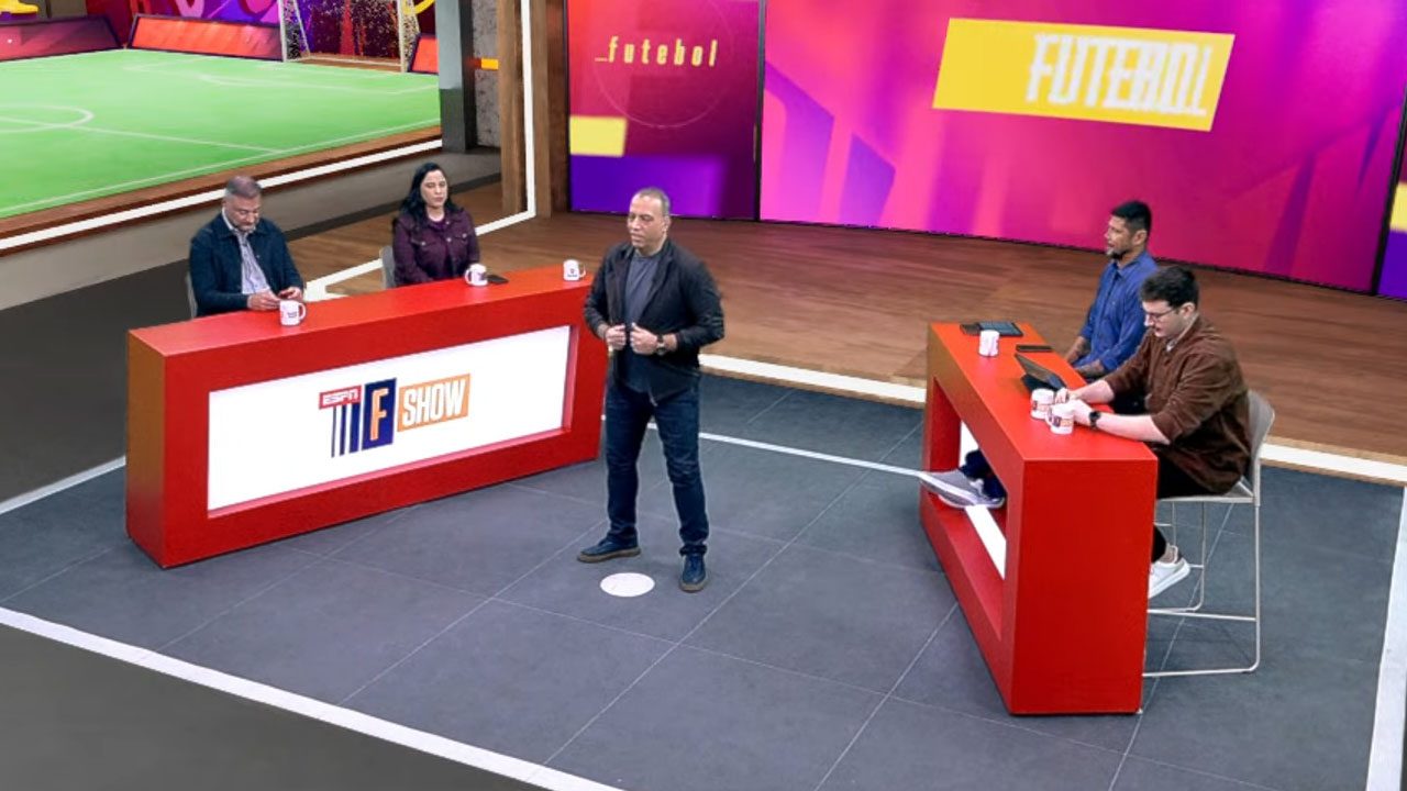 Apresentadores e comentaristas do programa F Show da ESPN em estúdio com mesas vermelhas e telão de futebol ao fundo