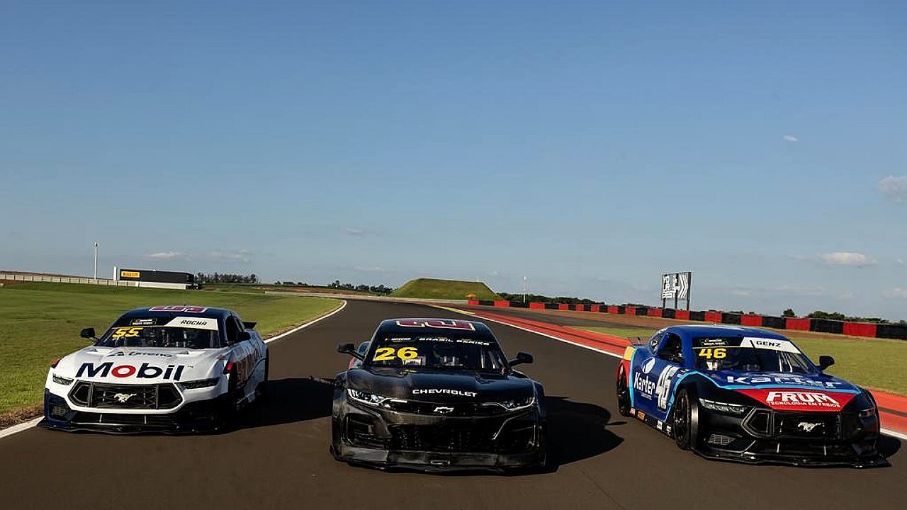 Três carros da Stock Car lado a lado em pista de corrida durante sessão de testes