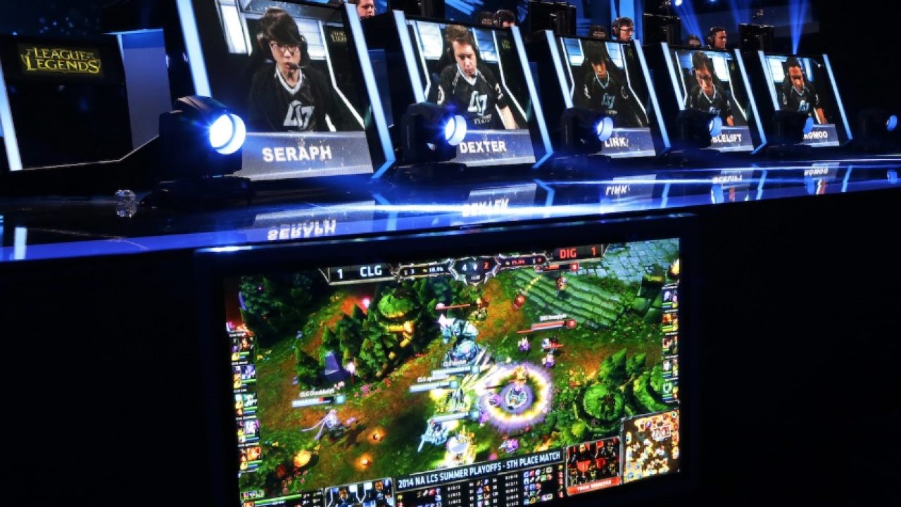 Foto de pessoas jogando esportes virtuais