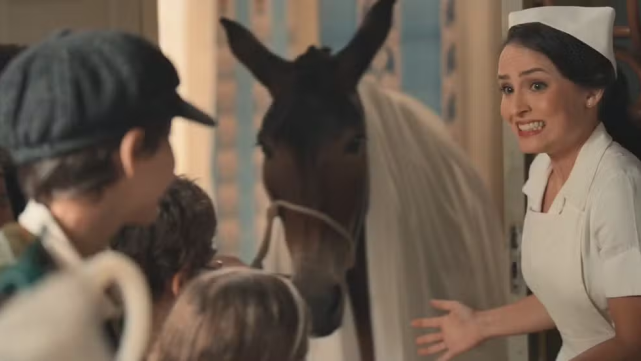 Estela consegue colocar as crianças e Policarpo no quarto de Candinho em Êta Mundo Melhor!