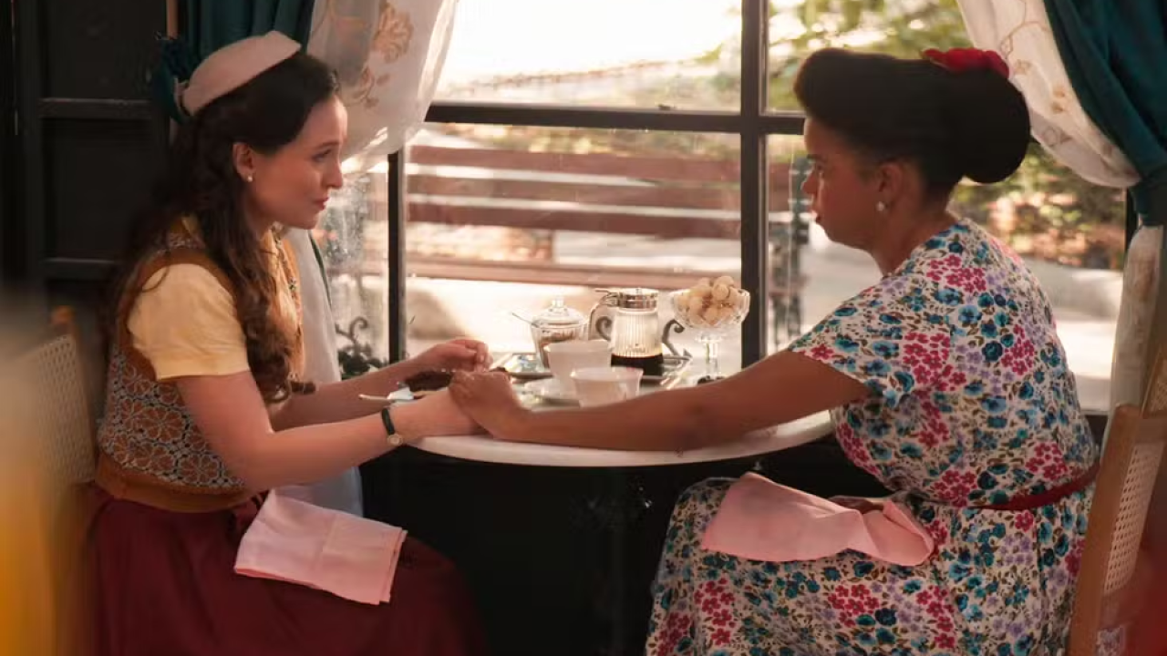 Estela conta para Dita sobre o teste de gravidez de Zulma em Êta Mundo Melhor!