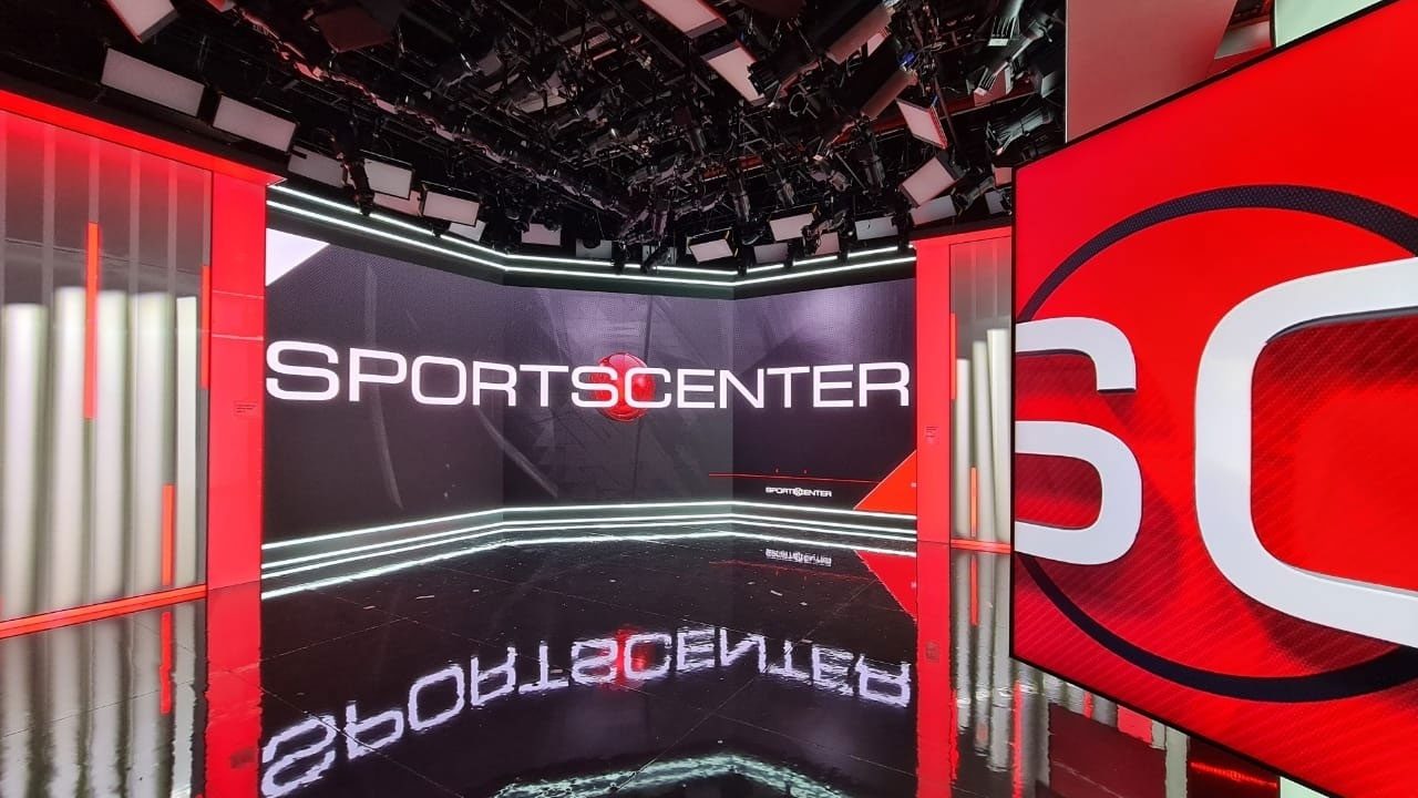 Estúdio da ESPN com telões exibindo o logotipo do programa SportsCenter em ambiente iluminado e moderno