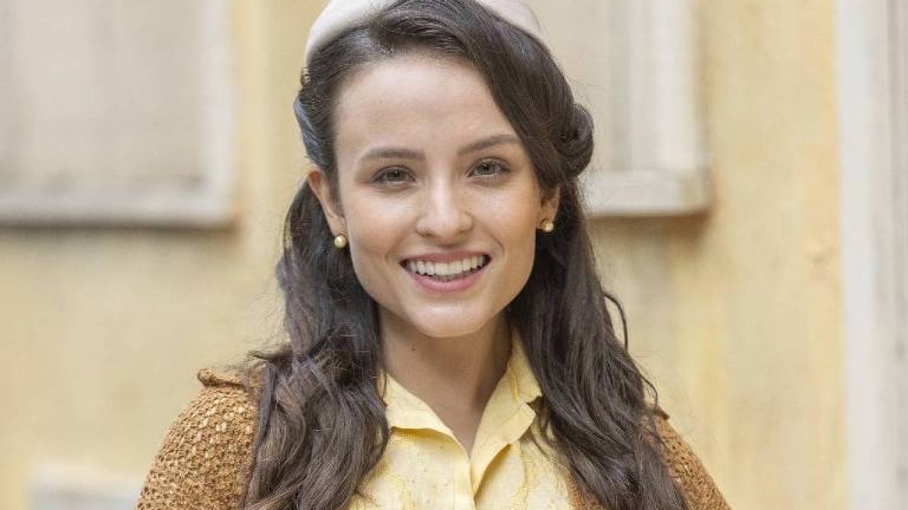 Foto de Larissa Manoela com boina, camisa amarela e casaco marrom em Êta Mundo Melhor!