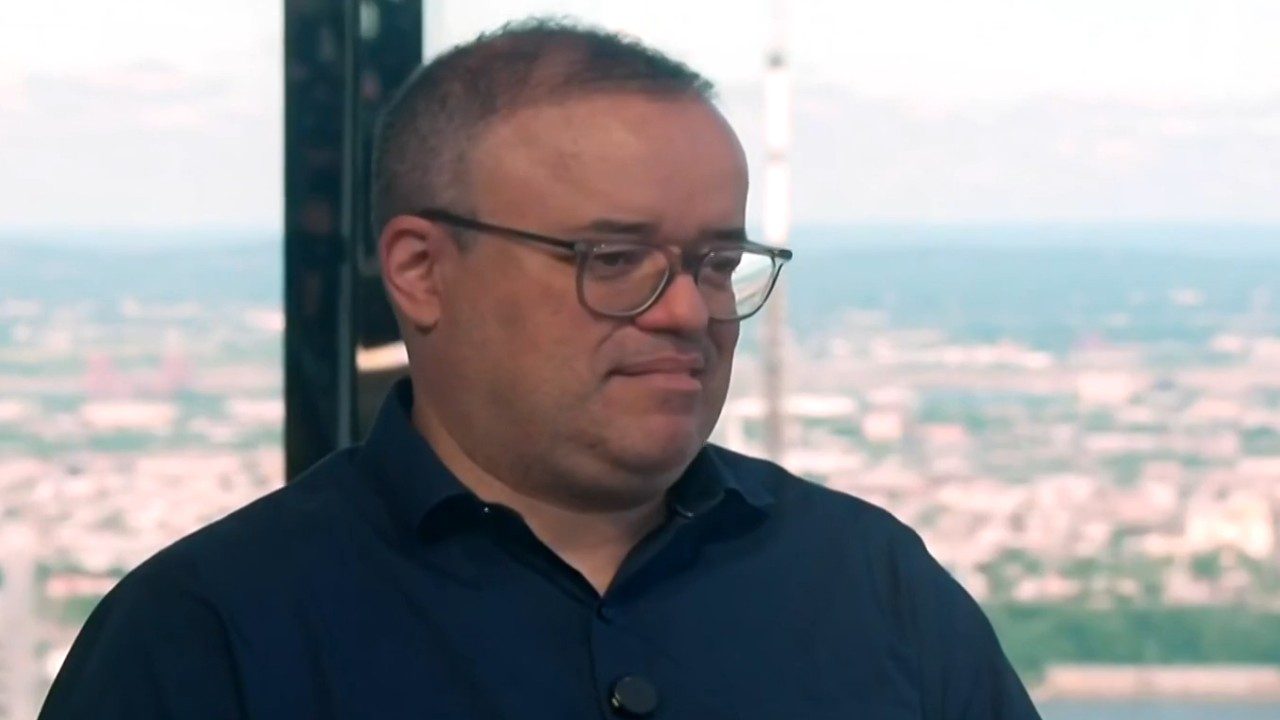 Everaldo Marques participa do Mais Você durante entrevista em estúdio com vista da cidade ao fundo