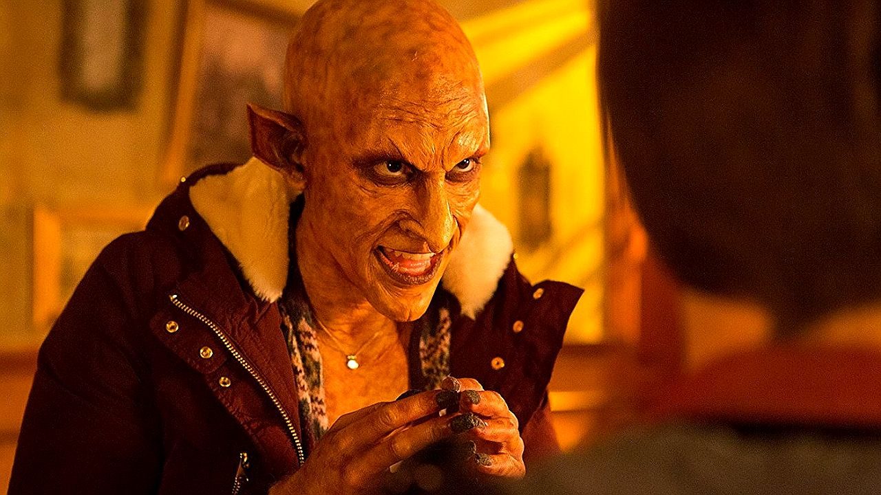 Fantasma de aparência monstruosa encara personagem em cena do filme Fantasmas à Solta