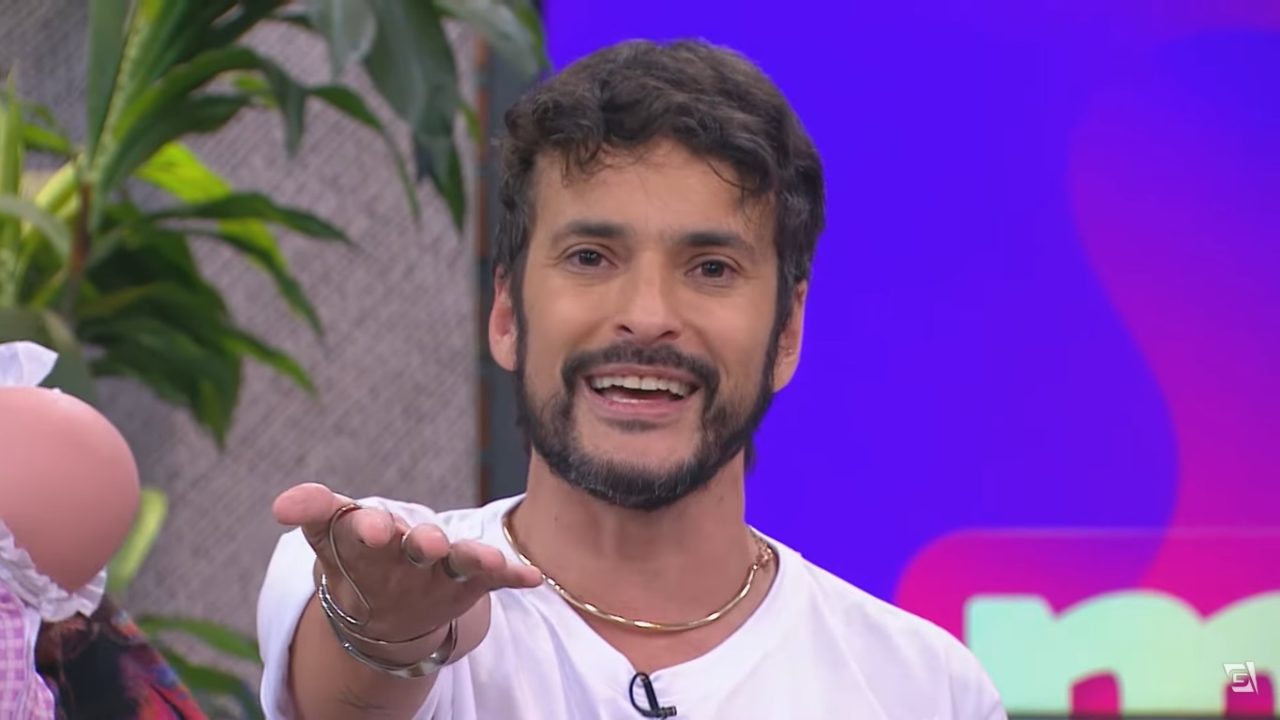 Fefito durante apresentação do programa Mulheres na TV Gazeta, com cenário colorido ao fundo
