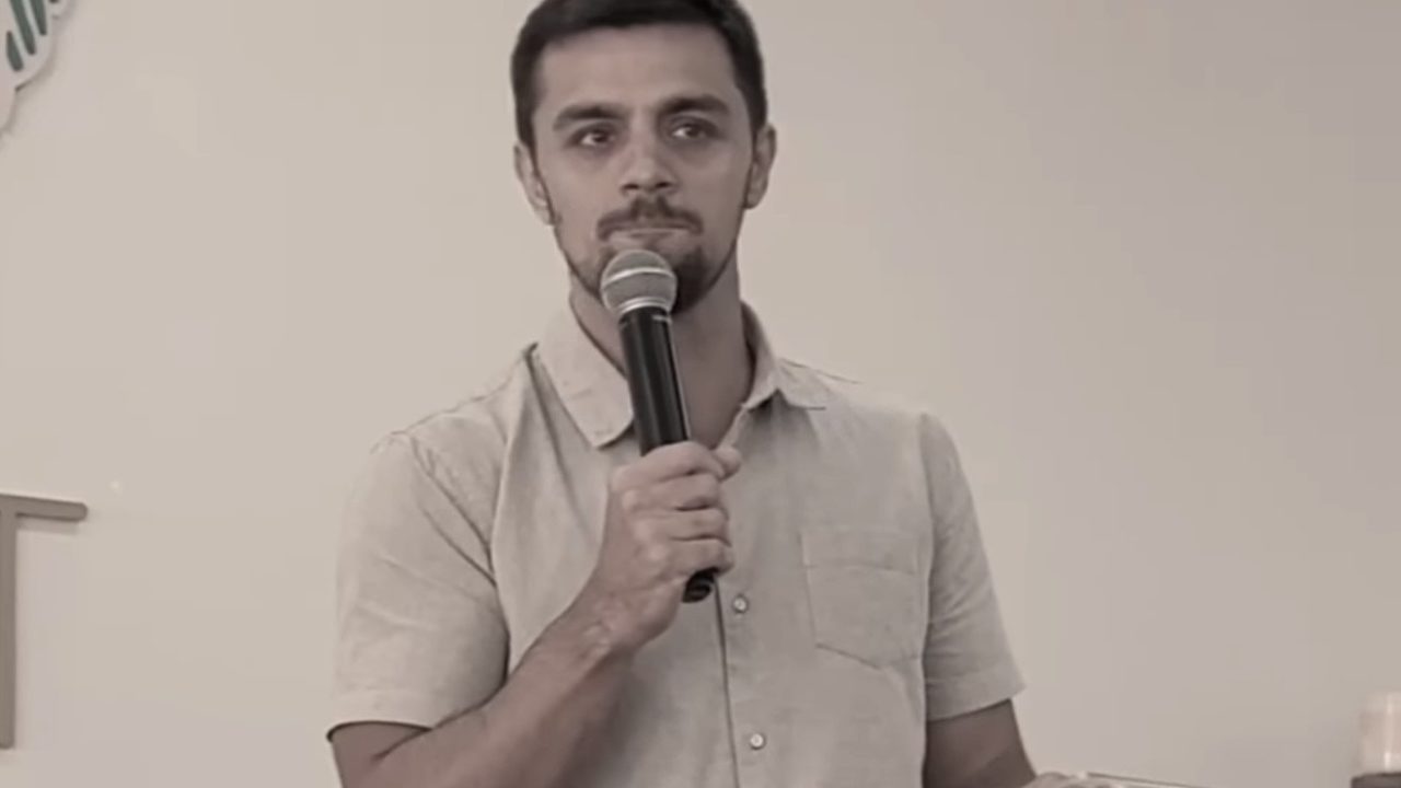 Felipe Simas, ator da Globo, pregando em igreja