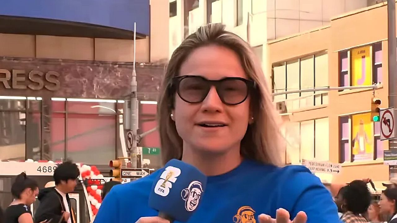 Fernanda Gentil faz reportagem de rua com microfone durante cobertura esportiva em Nova York