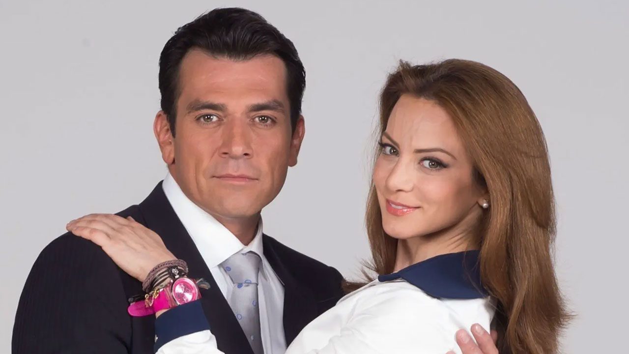 Fernando (Jorge Salinas) e Ana Leal (Silvia Navarro) abraçados em foto promocional da novela Meu Coração é Teu
