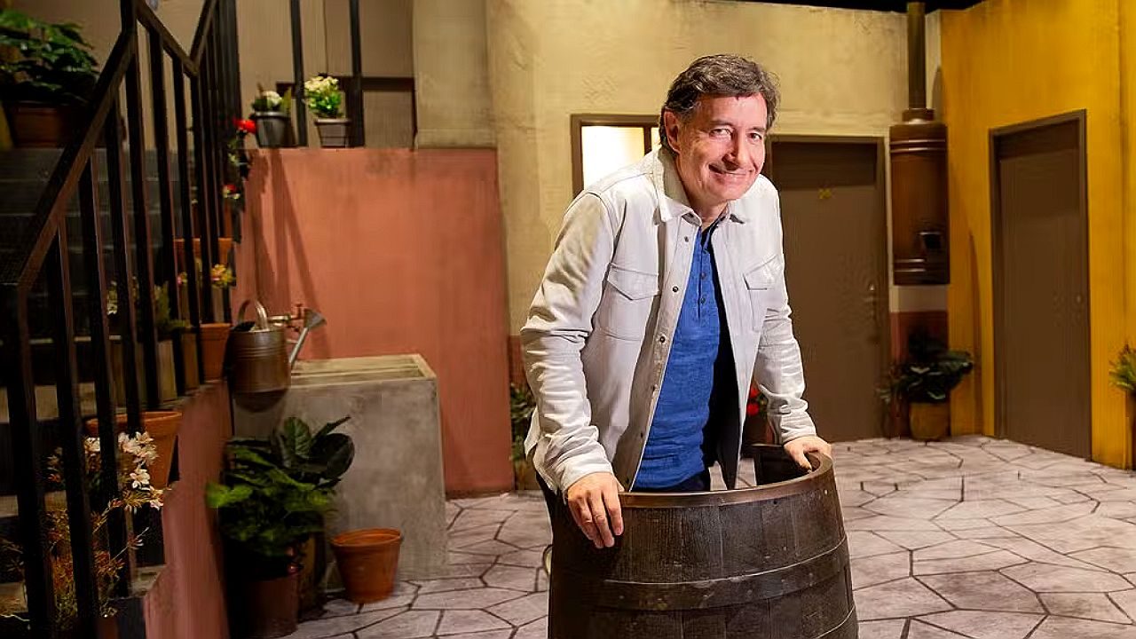 Roberto Gómez Fernández posa em cenário inspirado em vila mexicana durante divulgação de série sobre Roberto Bolaños