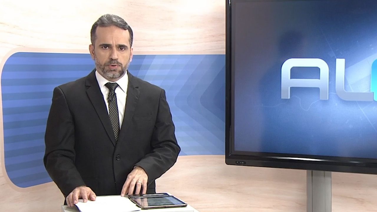 Filipe Toledo de terno preto e gravata apresentando o telejornal AL2 na TV Gazeta de Alagoas
