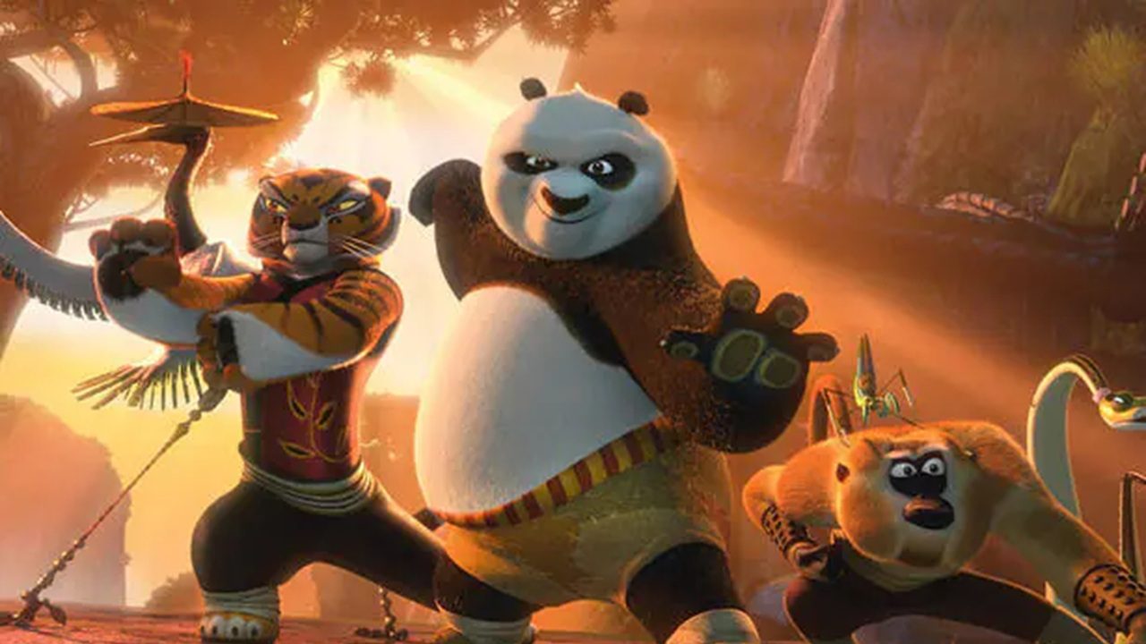 Po e os Cinco Furiosos em posição de luta em cena do filme de animação Kung Fu Panda