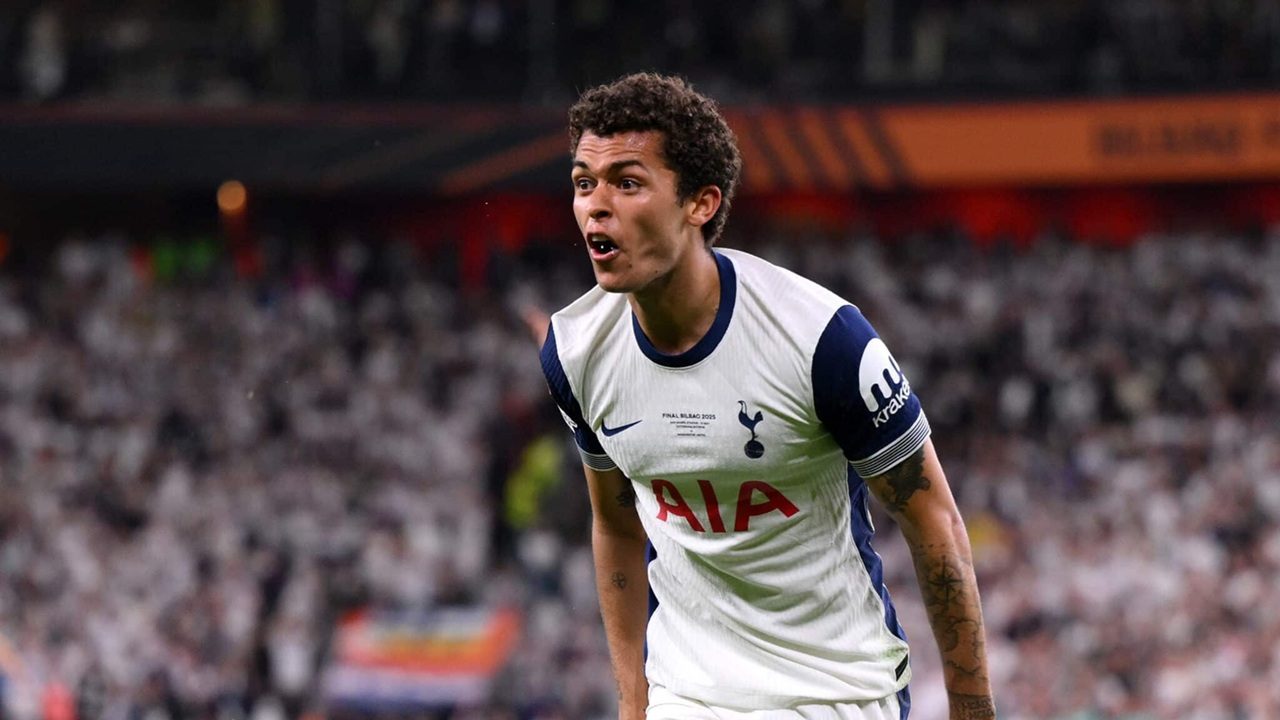 Foto de jogador do Tottenham na final da Europa League