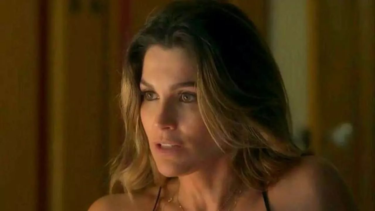 Flávia Alessandra com expressão de preocupação em cena de novela durante conversa dentro de casa