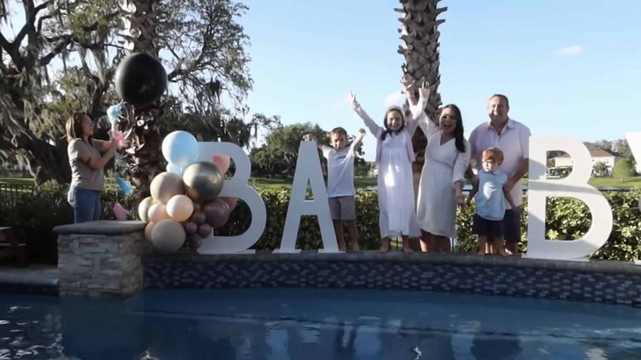 Flavia Calina, o marido e os três filhos comemoram o sexo do quarto filho