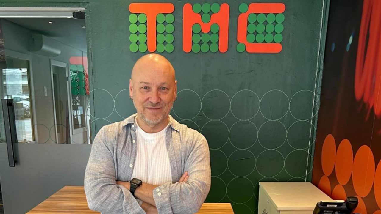 Foto de Flávio Gomes na sede da TMC