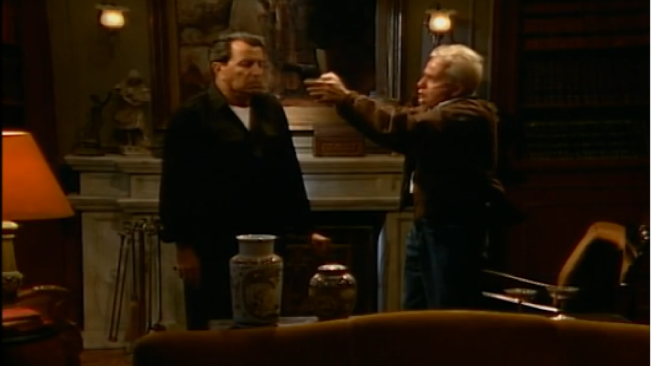 Franklin ameaça matar Renato e leva a pior em Rainha da Sucata