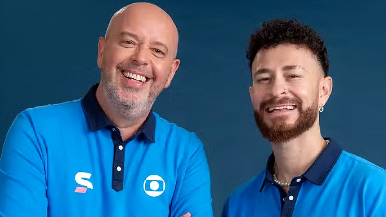 Alex Escobar e Fred Bruno posam com uniforme da Globo em imagem promocional da cobertura esportiva da emissora