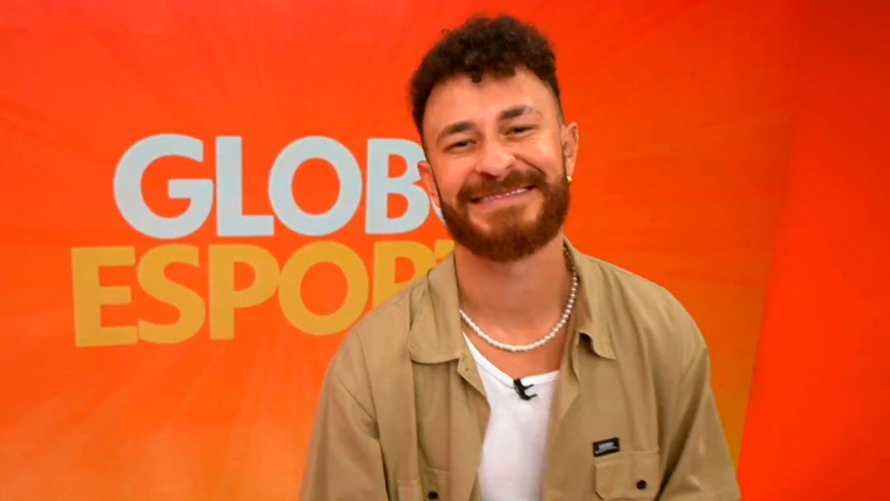Fred Bruno no estúdio do Globo Esporte SP com logotipo do programa ao fundo no telão
