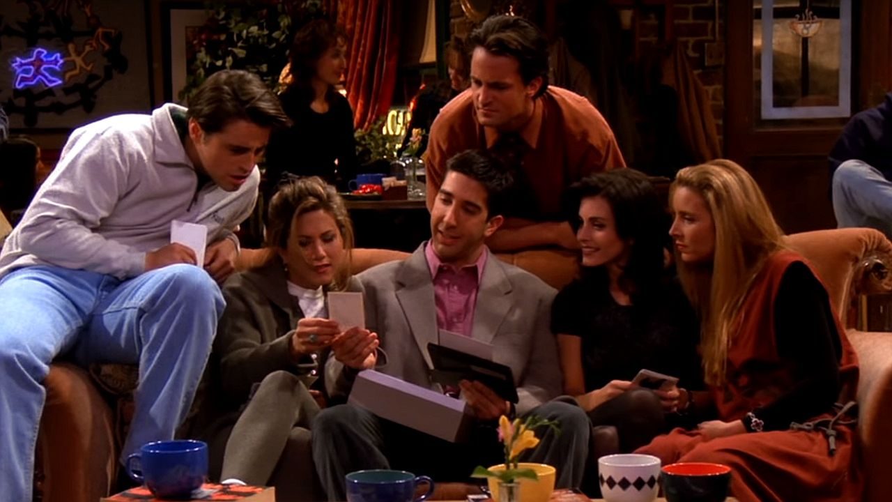 Rachel, Ross, Monica, Chandler, Joey e Phoebe reunidos no sofá em cena da série Friends