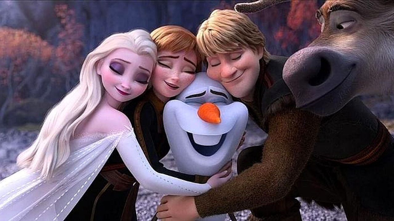 Elsa, Anna, Olaf, Kristoff e Sven abraçados em cena da animação Frozen 2
