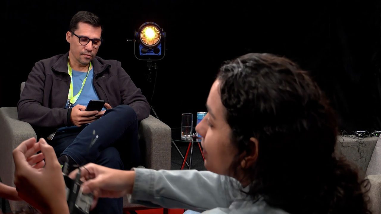 Técnicos nos bastidores do GloboNews Debate durante falha que interrompeu exibição de Vale Tudo na Globo