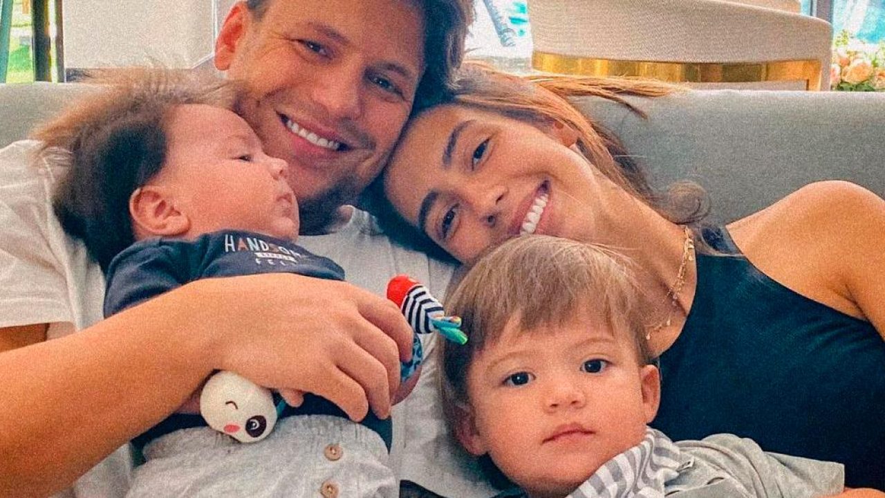 Gabi Brandt posa ao lado de seu marido, Saulo Poncio, e dos filhos (foto: Reprodução)