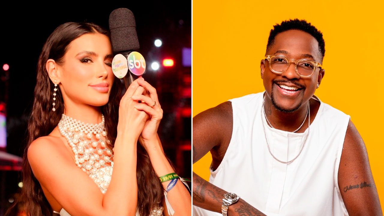 Gaby Cabrini segura microfone do SBT ao lado de montagem com Mumuzinho sorrindo em foto promocional