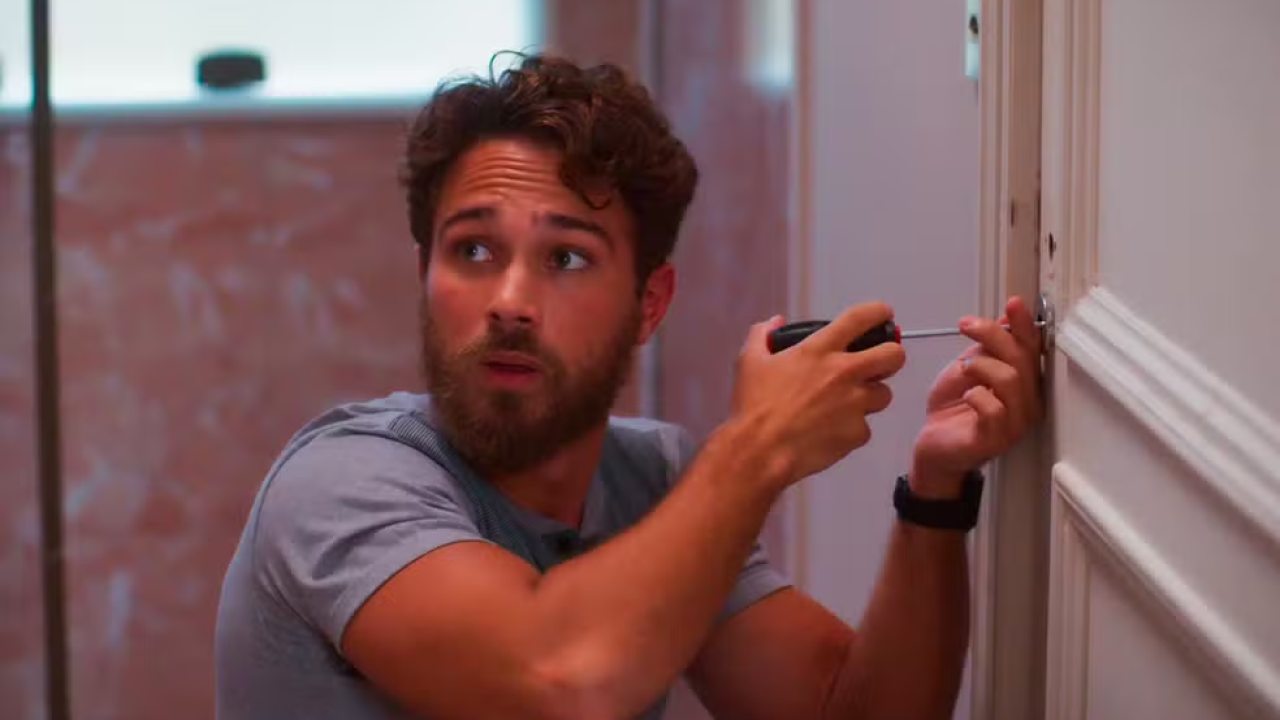 Gael é surpreendido por Naiane em seu banheiro em Coração Acelerado