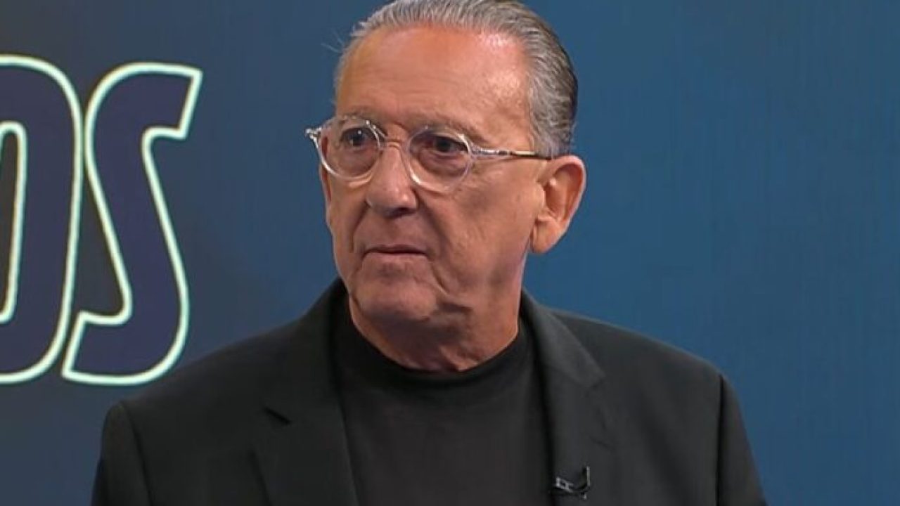 Galvão Bueno de roupa preta e um óculos