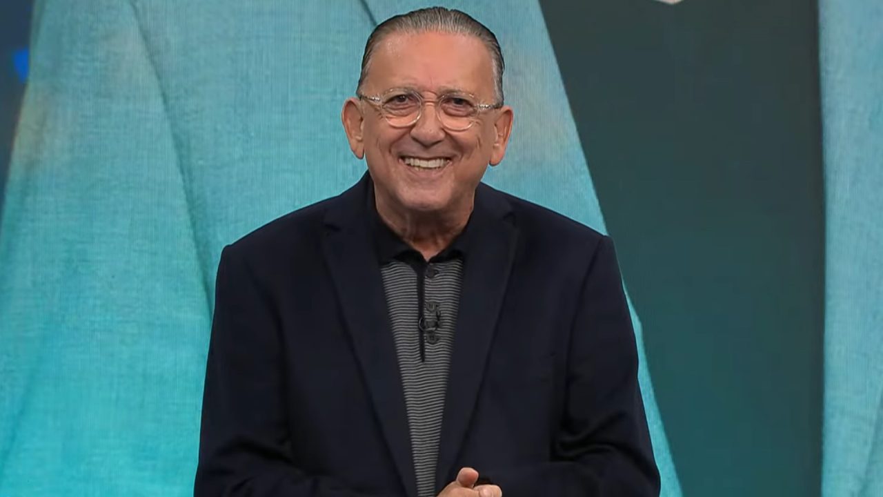 Foto de Galvão Bueno apresentando o programa Galvão e Amigos nos estúdios da Band