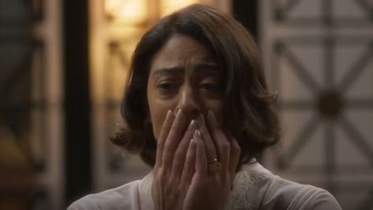 Clarice (Carol Castro) aparece visivelmente abalada em cena emocionante da novela Garota do Momento, exibida pela TV Globo