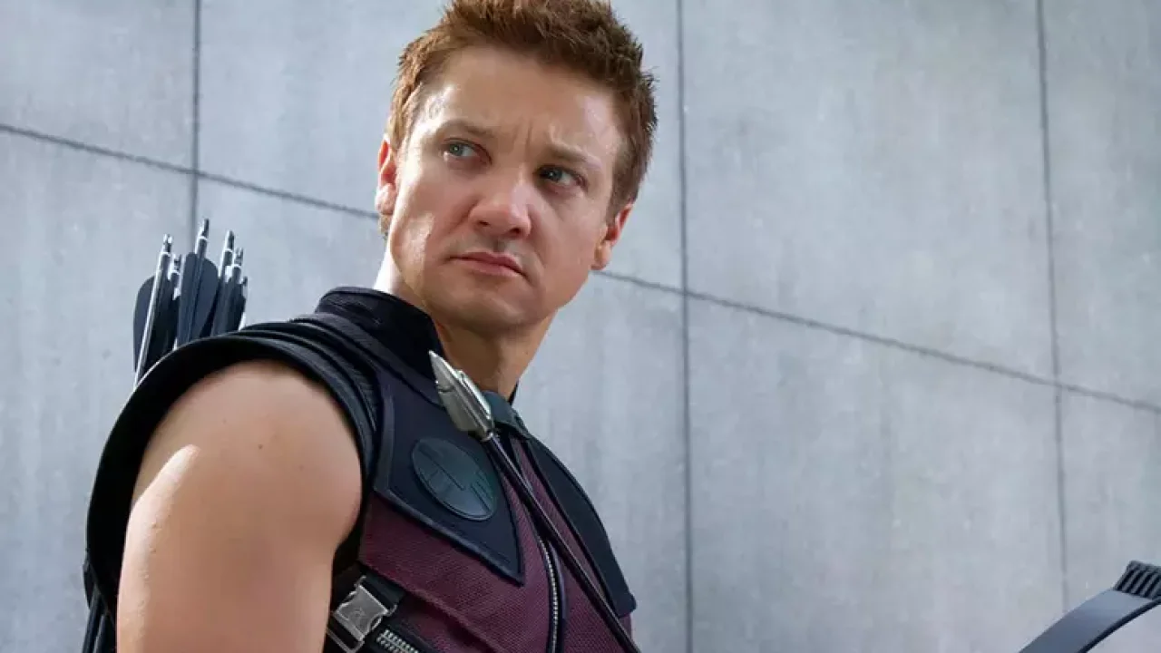 Gavião Arqueiro com expressão séria e aljava nas costas em cena do filme dos Vingadores da Marvel