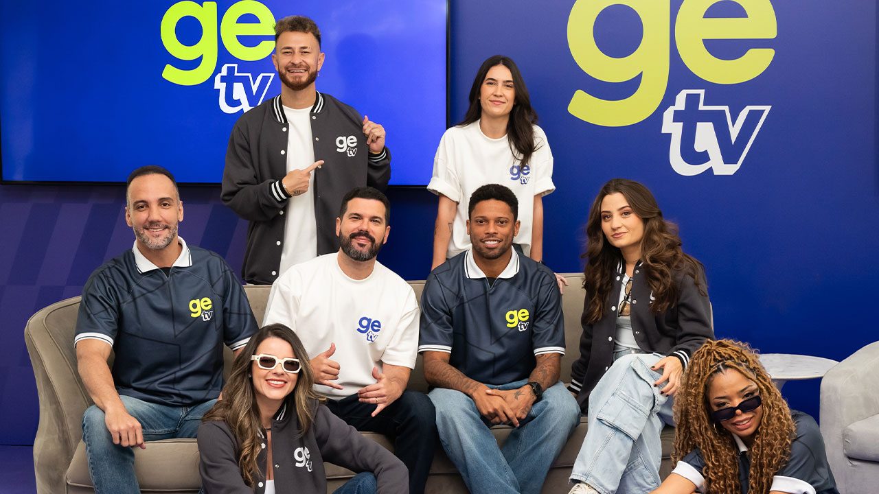 Apresentadores da GE TV posam juntos no estúdio com logo do novo canal esportivo da Globo ao fundo