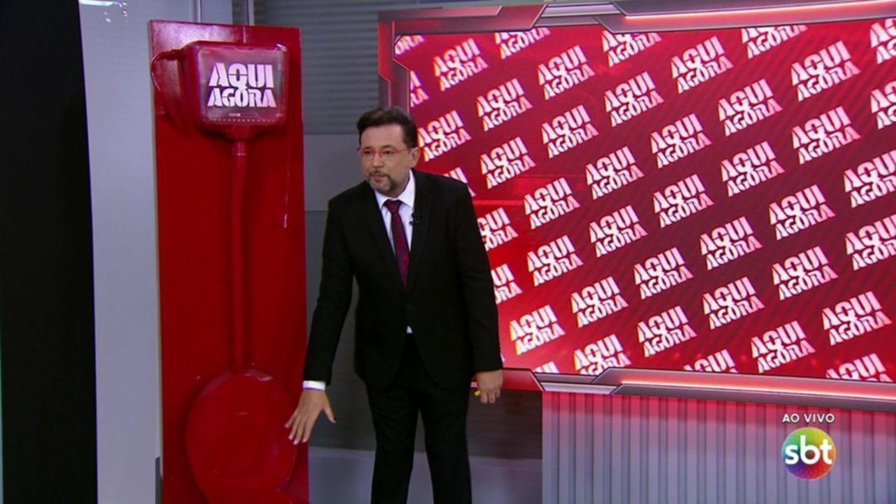 Foto de Geraldo Luís no estúdio do Aqui Agora