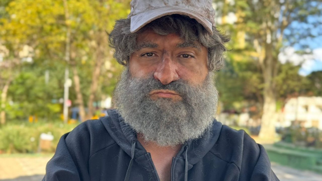 Foto de Geraldo Luís vestido como mendigo