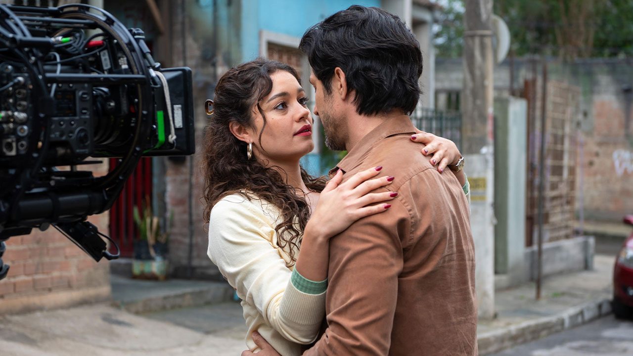 Sophie Charlotte como Gerluce e Romulo Estrela como Paulinho se abraçam em cena da novela Três Graças